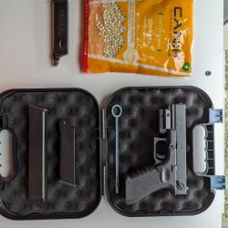 Glock 18C WE + Chargeur 33 billes + Lazer vert + Mallette Glock