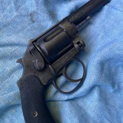 Revolver 8mm92 &agrave; pontet et barrillet tombant. cat&eacute;gorie D