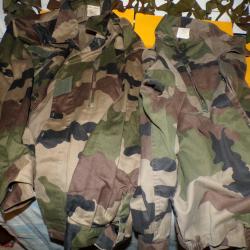 LOT DE 2 VESTES DE L'ARMEE FRANCAISE AVEC ETIQUETTE 1999  , TAILLE  MILITAIRE 104 C SOIT 41-42 EN TA