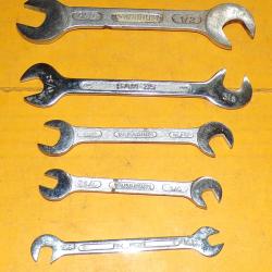 LOT DE 5 PETITES CLES PLATES AVEC PAN U.S POUR VEHICULE GENRE JEEP , DODGE , GMC ......,  ETAT  VOIR