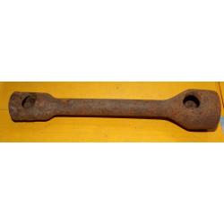 CLE POUR DEMONTAGE DES BOULONS DE ROUE DE VEHICULE G.M.C POIDS TOTAL 1 KILO ,BON ETAT  VOIR PHOTOS.