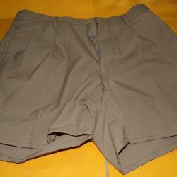 SHORT BEIGE DE L'ARMEE ITALIENNE  , TAILLE 38 SOIT S EN CIVIL FABRICATION ITALIENNE TAURISANO FRANC