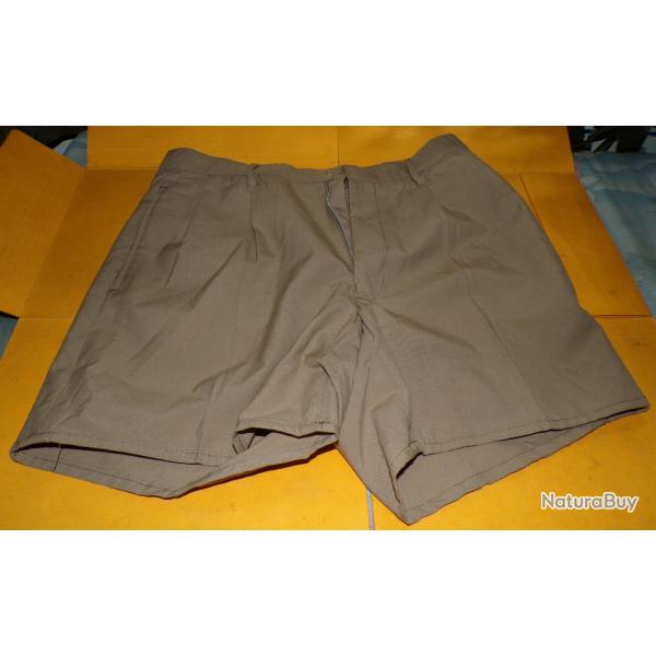 SHORT BEIGE DE L'ARMEE ITALIENNE  , TAILLE 38 SOIT S EN CIVIL FABRICATION ITALIENNE TAURISANO FRANC