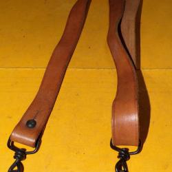 BRETELLE EN CUIR POUR P.M  MAT 49 , LA BRETELLE EN CUIR ETAIT PLUTOT RESERVE A L'ARMEE DE TERRE  ,ET