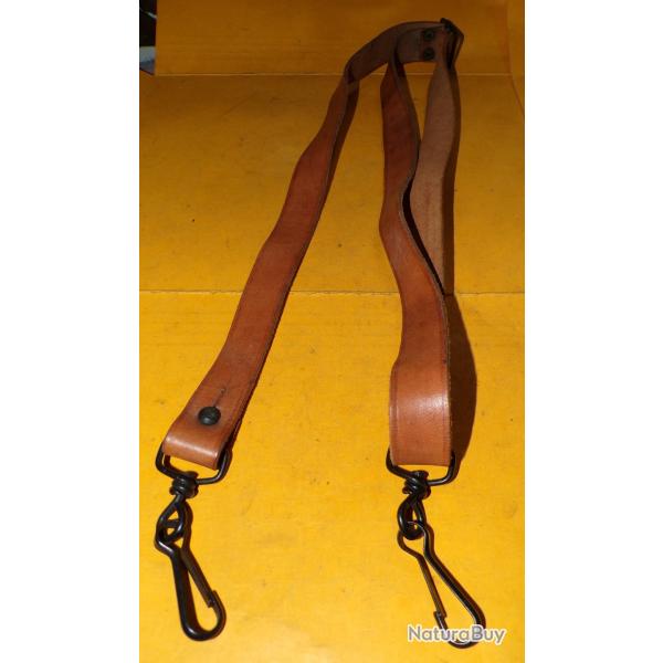 BRETELLE EN CUIR POUR P.M  MAT 49 , LA BRETELLE EN CUIR ETAIT PLUTOT RESERVE A L'ARMEE DE TERRE  ,ET