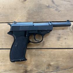 Pistolet WALTHER  model P38 en calibre 22lr avec sa boite d'origine et un chargeur suppl&eacute;mentaire