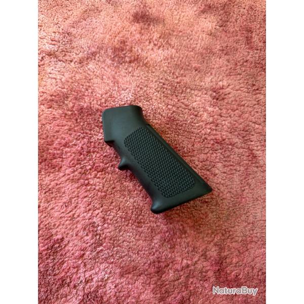 Poign�e tactique Colt M16-AR15 . �tat neuf . �tait mont�e d'origine sur un AR15 AeroPrecision .