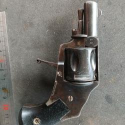 Revolver type Bulldog sign&eacute; Lacouture