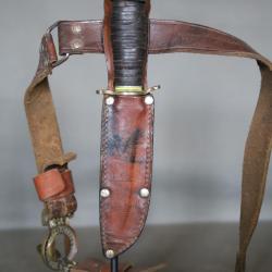 Ancien couteau de scout avec &eacute;tui et ceinturon - France, la Hutte, ann&eacute;es 50-60