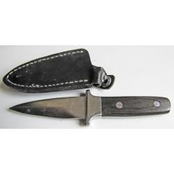 COUTEAU DE BOTTE. Explorer boot. Inox et micarta, dans son &eacute;tui cuir.