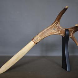 Couteau traditionnel Sami en os et bois de renne - Scandinavie, 20&egrave;me si&egrave;cle