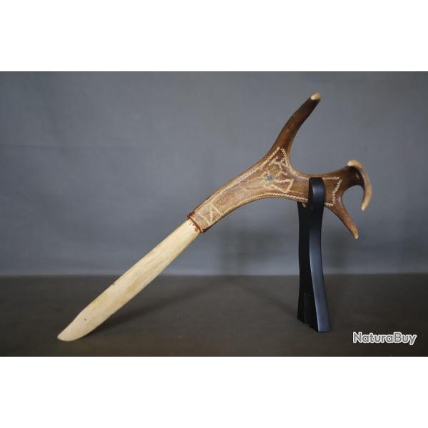 Couteau traditionnel Sami en os et bois de renne - Scandinavie, 20�me si�cle