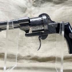 Exceptionnel et tr&egrave;s rare r&eacute;volver civil Le Faucheux en calibre 8 mm , enti&egrave;rement cisel&eacute;