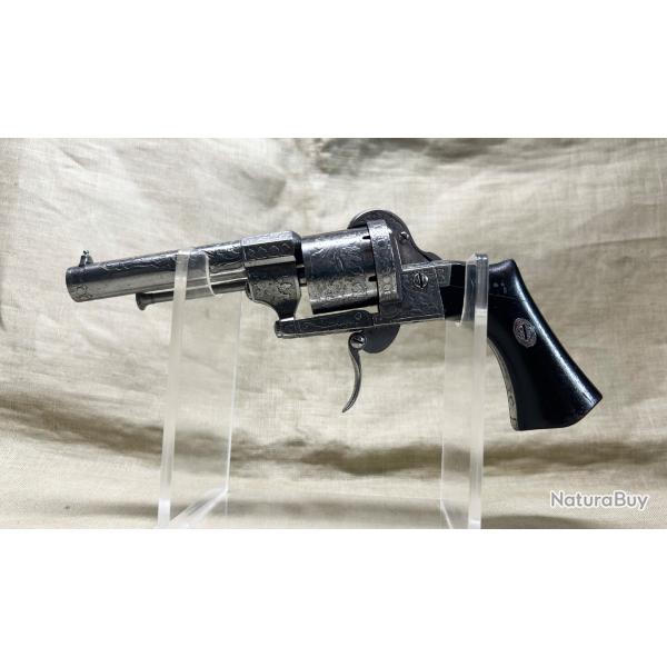Exceptionnel et tr�s rare r�volver civil Le Faucheux en calibre 8 mm , enti�rement cisel�