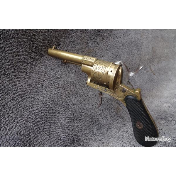 Rare et beau revolver en bronze.