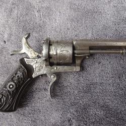 Beau revolver a broches grav&eacute; .