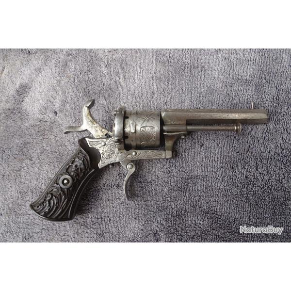 Beau revolver a broches grav� .