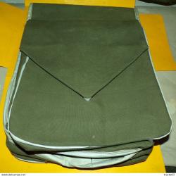 PAIRE DE SACOCHES POUR BICYCLETTE MILITAIRE , EN TISSU DE COULEUR KAKI , JE NE CONNAIS PAS LE PAYS