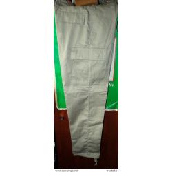 PANTALON BEIGE DE TYPE MILITAIRE DE SORTIE  , GRANDE POCHE SUR LA CUISSE , LACET DE SERRAGE A LA TAI