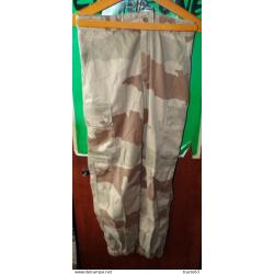 PANTALON CAMOUFLE DE COULEUR SABLE&nbsp; DE L'ARMEE FRANCAISE DE LA PERIODE GUERRE DU GOLFE , FABRICATION