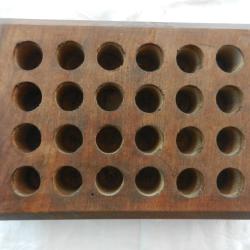 plaque en bois outil de rechargement pour cartouches de 22mm.