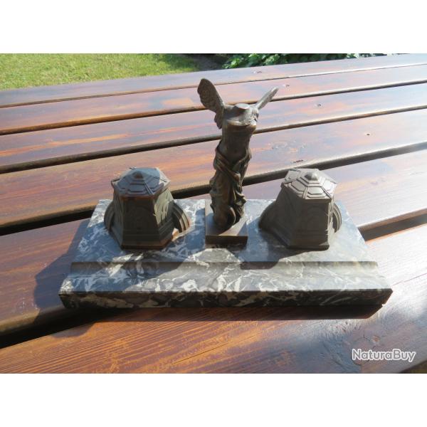 Ancien grand encrier double en r�gule et marbre gris vein� � d�cor de la victoire de Samothrace