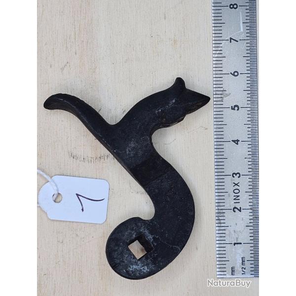 Chien ancien pour arme � broche ( c�t� gauche ) ref. 1