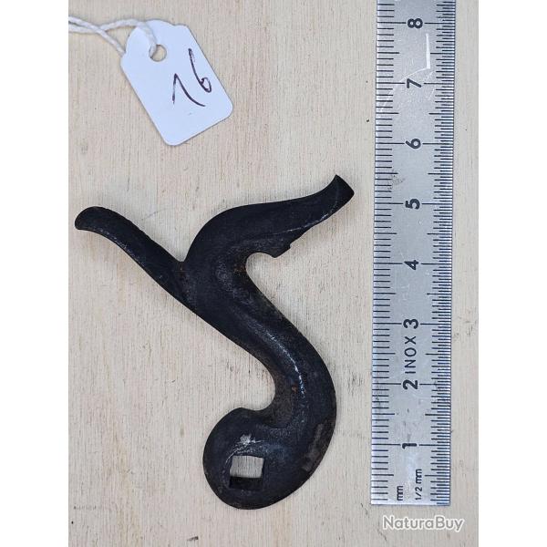 Chien ancien pour arme � broche ( c�t� droit ) ref. 16