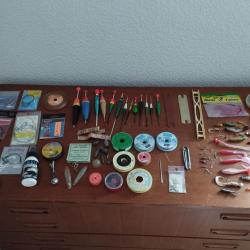 LOT P&Ecirc;CHE LEURRES FLOTTEURS PLOMBS BULDOS NYLON BAS LIGNE ACIER EMERILLONS