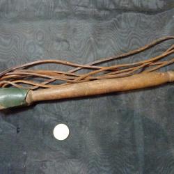 martinet ancien en bois et cuir,  mod&egrave;le r&eacute;glementaire 1er guerre WW1 r&eacute;giment&eacute; (peu visible)
