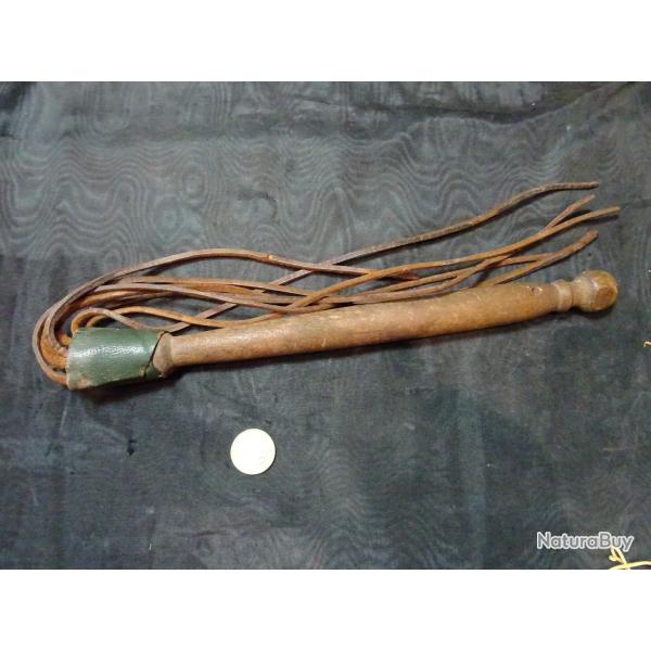 martinet ancien en bois et cuir,  mod�le r�glementaire 1er guerre WW1 r�giment� (peu visible)