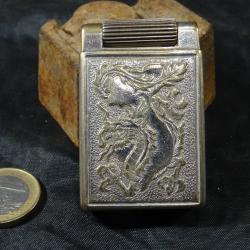 briquet &agrave; essence  S.T. Dupont, fabriqu&eacute; pour le fournisseur d'insignes militaires Drago indochine