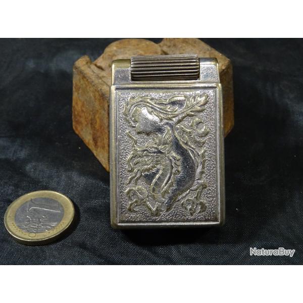 briquet � essence  S.T. Dupont, fabriqu� pour le fournisseur d'insignes militaires Drago indochine
