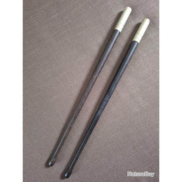 Paire de baguettes de tambour militaire tr�s ancienne.