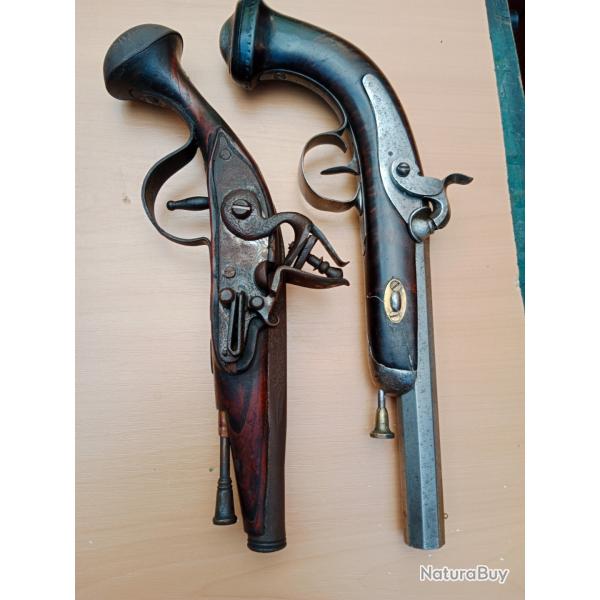 2 pistolet  un a percussion  Une  copie a silex