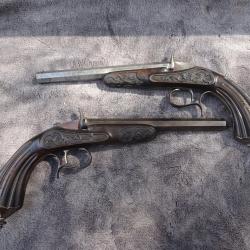 Paire de pistolets Flobert avec bois grav&eacute;s