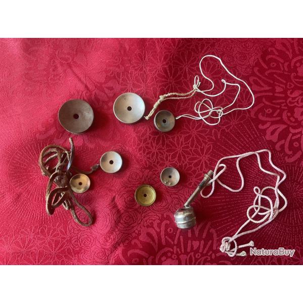Lot de huit appeaux anciens pour grives et merles, pas de prix de r�serve.