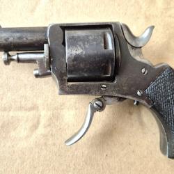 Revolver Bull Dog, calibre 320 &agrave; poudre noire.