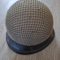 Tr&egrave;s bon casque fran&ccedil;ais mod&egrave;le 51 complet avec jugulaire et filets de camouflage. Nominatif.