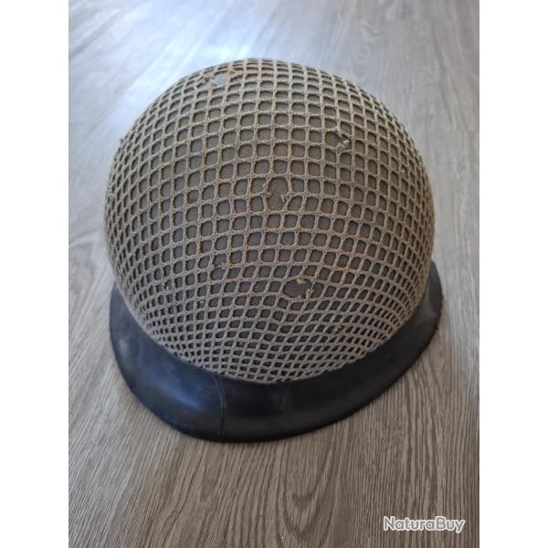 Tr�s bon casque fran�ais mod�le 51 complet avec jugulaire et filets de camouflage. Nominatif.