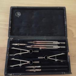 Coffret ancien compas