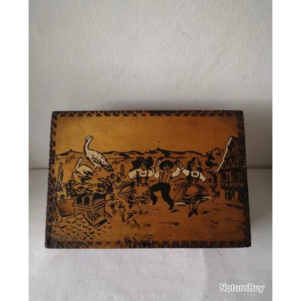 Coffre en bois ancien
