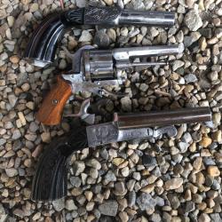 UN JOLI LOT DE GRENIER REVOLVER ET AUTRES