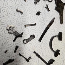 Lot de pi&egrave;ces d&eacute;tach&eacute;es pour r&eacute;volver r&eacute;glementaire 1873