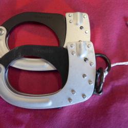 Menottes RIVOLIER double s&eacute;curit&eacute; &agrave; bouton poussoir