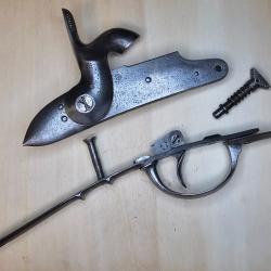 Ensemble de pi&egrave;ces pour 1822 T bis : platine compl&egrave;te + plaque de pontet + pontet + d&eacute;tente
