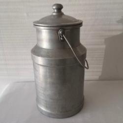 Pot &agrave; lait ancien en aluminium