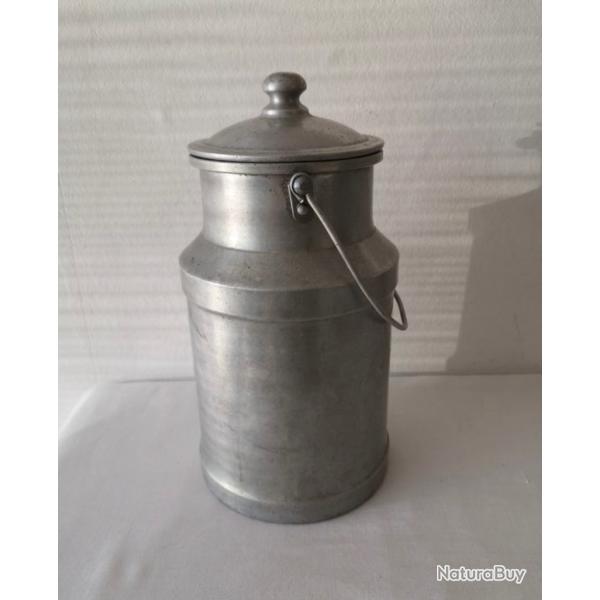 Pot � lait ancien en aluminium