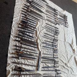 Lot de 75 ba&iuml;onnettes militaires anciennes - Vente du lot complet