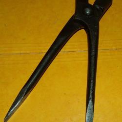 PINCE DE MARECHAL FERRAND OU DE FORGERON , FABRICATION FRANCAISE AMSTUTZ & MERCIER , DIMENSION 24 CM